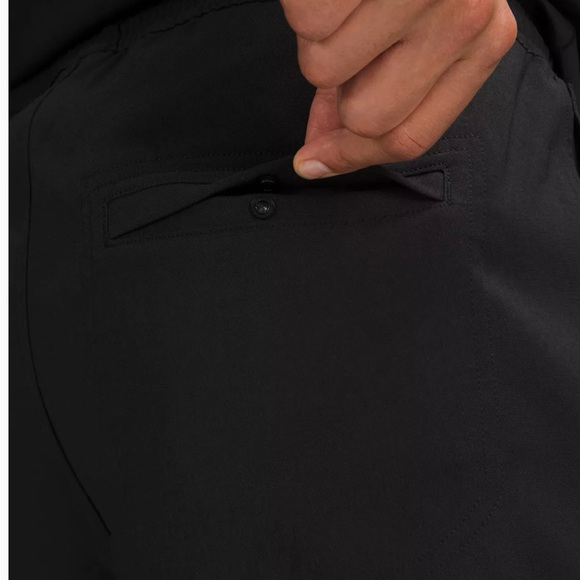 Lululemon- Relaxed-Fit Pull-On Short 7" Light Woven - Black - Picture 4 of 6